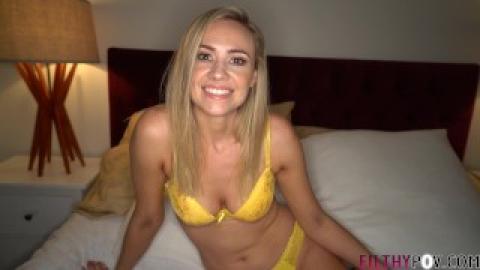 Pornocasting met een mooie blondine in gele erotische lingerie