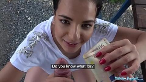 Dinheiro rápido - mulher fazendo sexo com um agente em um lugar público