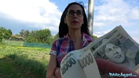 Snabba pengar - glasögon amatörkvinna med små bröst