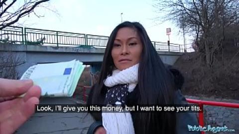 Brzi novac - zrela Azijka djevojka se seksa za novac s agentom