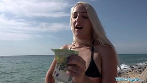 المال السريع - فتاة شقراء إسبانية من الشاطئ