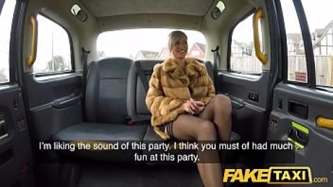 Fake taxi - Donna russa con una lussuosa pelliccia che si diverte con un tassista