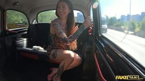 سيارة أجرة وهمية - امرأة جميلة وشم وسائق سيارة أجرة
