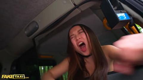 Fake taxi - jonge brunette Aziatische meid geniet van seks met een taxichauffeur in de auto