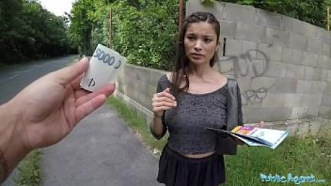 Public agent - mexická turistka si užívá za peníze