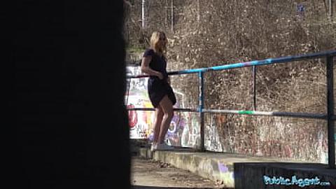 Schnelles Geld für Sex draußen in einem Tunnel mit einer Blondine