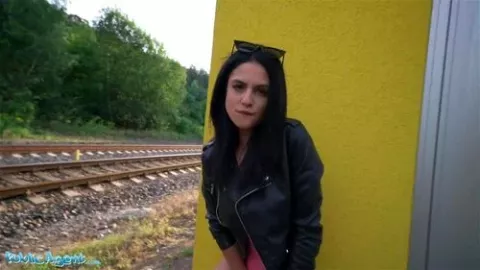 Snel geld voor een sexy Tsjechische hoer van het treinstation