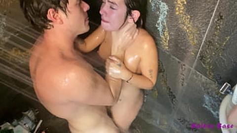Fazer amor selvagem no chuveiro com um casal excitado
