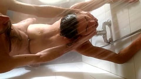 Het vrouwtje geniet van sensationele erotiek onder de douche