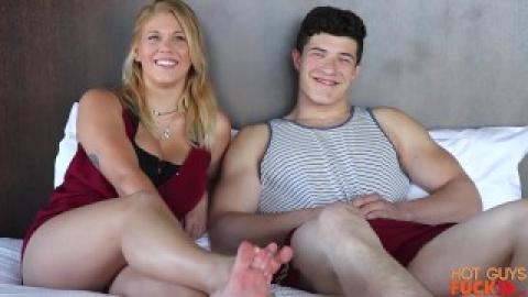 Joven macho alfa italiano disfruta de una rubia apasionada en la cama