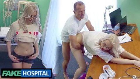 Fake Hospital - Herr Doktor und englische Blondine mit kleinen Titten Lexi Lou